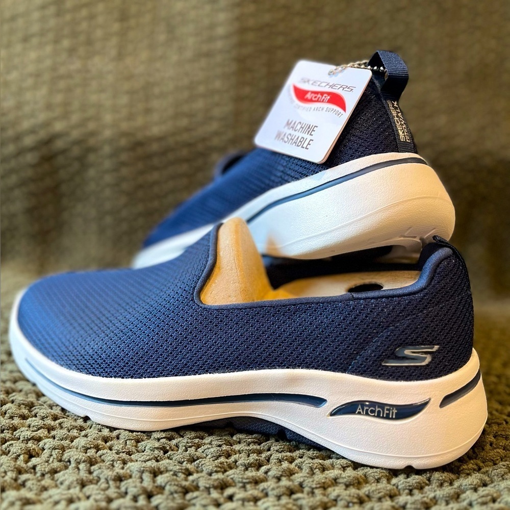 NWT Skechers Men’s Navy GoWalk Sneakers, ArchFit, Machine Wash Shoes; Size 6W